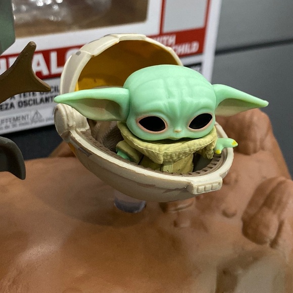 Funko Pop! Star Wars: The Mandalorian and The Child Vinyl Bobblehead Figure - Picture 4 of 13